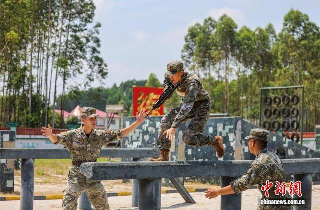 图为参赛官兵快速通过独木桥。果志远 摄 