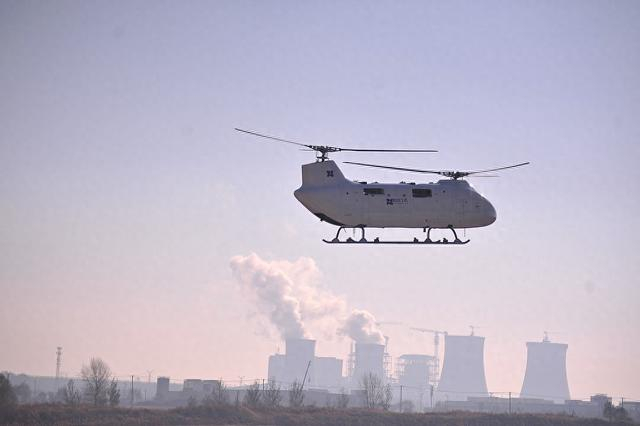 2025年10月30日，哈尔滨，铂影T1400无人直升机平稳升空，完成悬停、航线飞行、精准降落等一系列动作。视觉中国 图