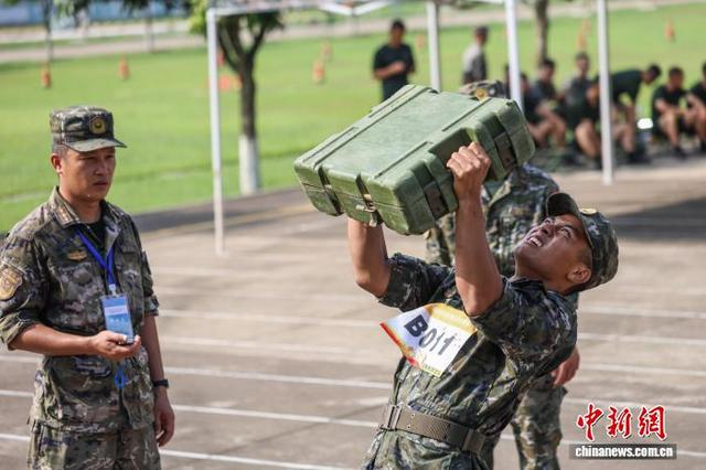 图为参赛官兵进行战斗体能比拼。果志远 摄 