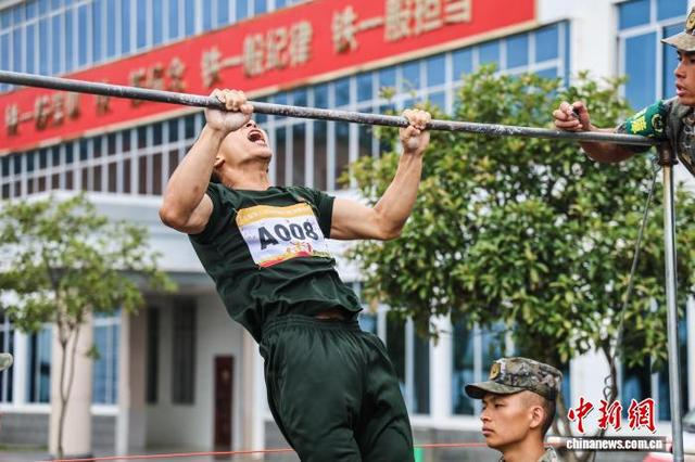 图为武警官兵进行器械比拼。果志远 摄 