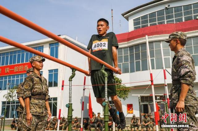 图为参赛官兵进行器械比拼。果志远 摄 