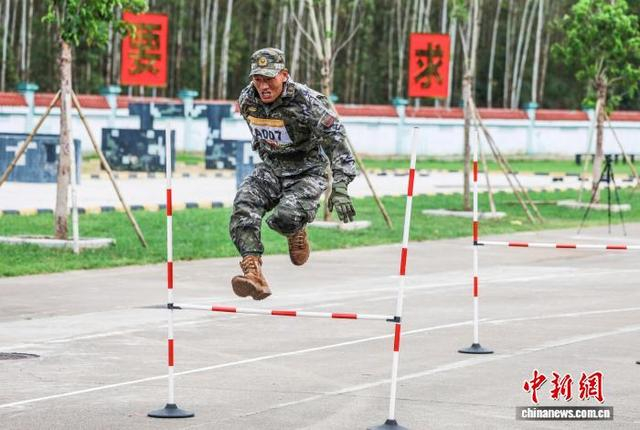 图为参赛官兵快速通过障碍。果志远 摄