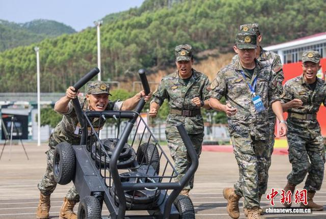 图为参赛官兵进行战斗体能比拼。果志远 摄 