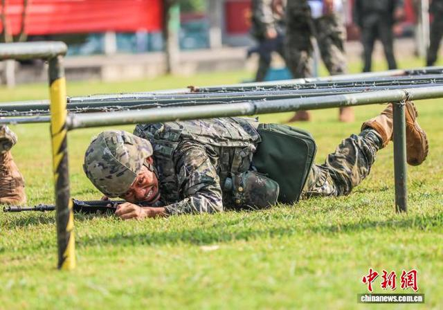 图为参赛官兵进行战术比拼。果志远 摄