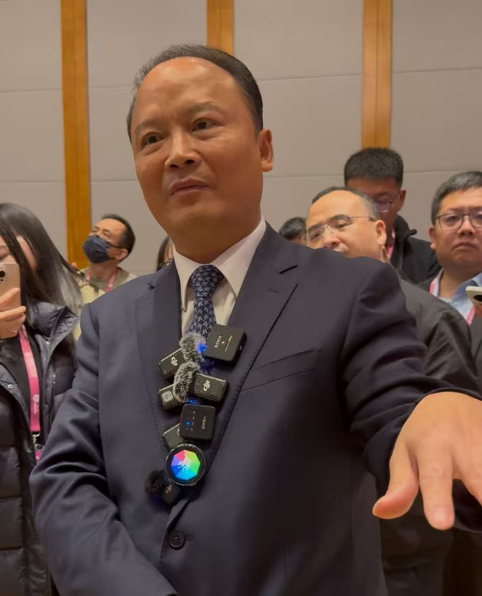 接受澎湃新闻采访时，针对最近硅料产能整合情况，刘汉元首次公开表态 澎湃新闻记者杨漾 图