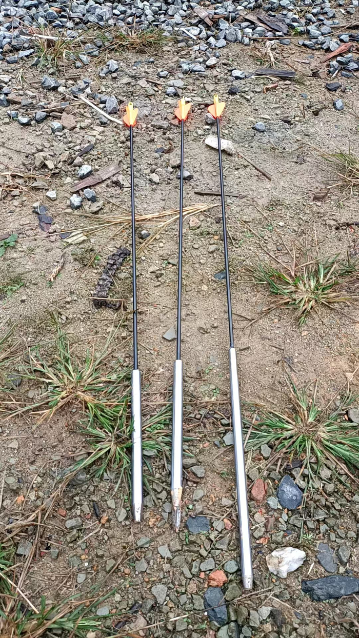 卢飞在山间捡拾到的无人机空投“牙签”。受访者供图 