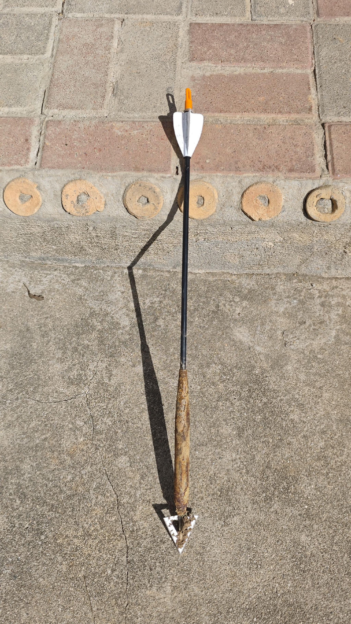  2025年11月，张晓磊在江西野外发现的金属箭。受访者供图