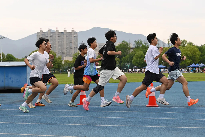 △浙江金华，学生参加长跑考试。