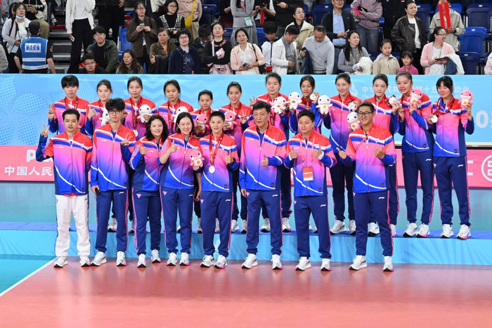 11月18日，亚军上海队在颁奖仪式上。