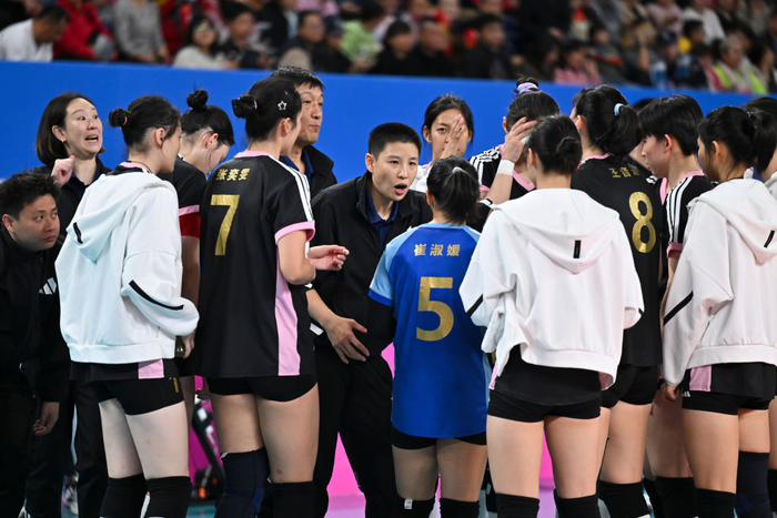 11月18日，上海队教练张磊（中）在比赛中布置战术。