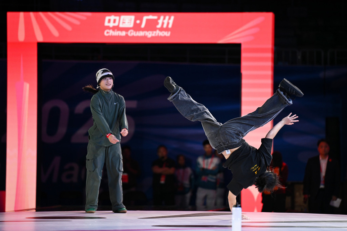 11月18日，河南队选手刘清漪（右）和山东队选手郭朴在比赛中。