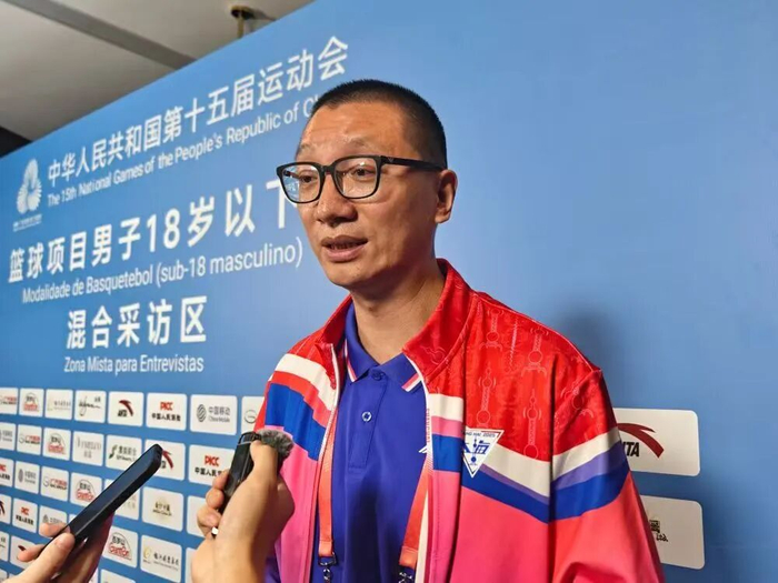 上海队主教练王勇接受采访。新华社记者 韦骅 摄