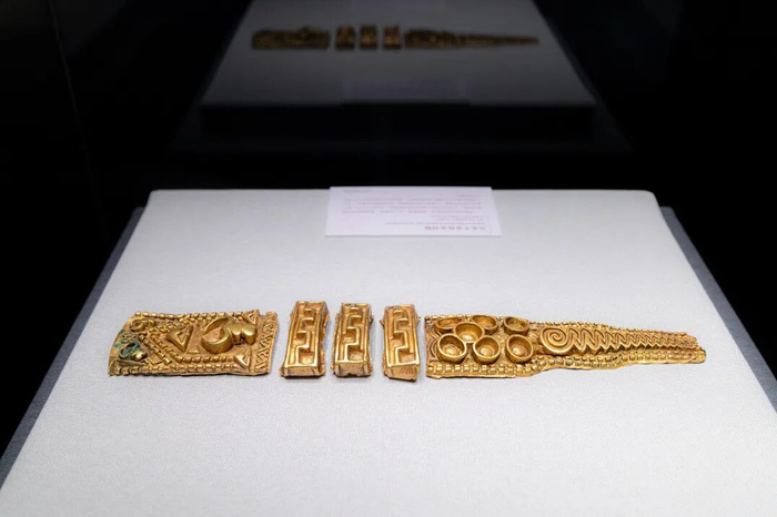 西汉·压花牛首纹金剑鞘 云南昆明晋宁石寨山6号墓出土 云南省博物馆藏