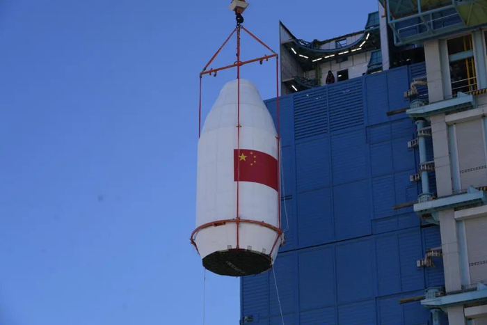 星罩组合体吊装（徐可译 摄）