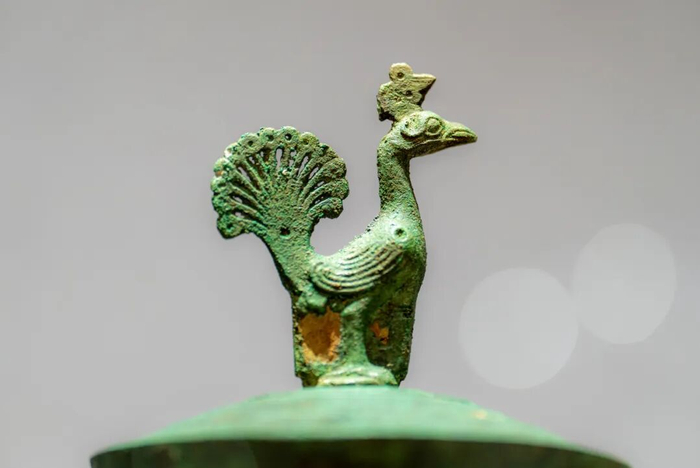 东汉·孔雀盖提梁铜壶 （局部）云南昭通桂家院子东汉墓出土 云南省博物馆藏