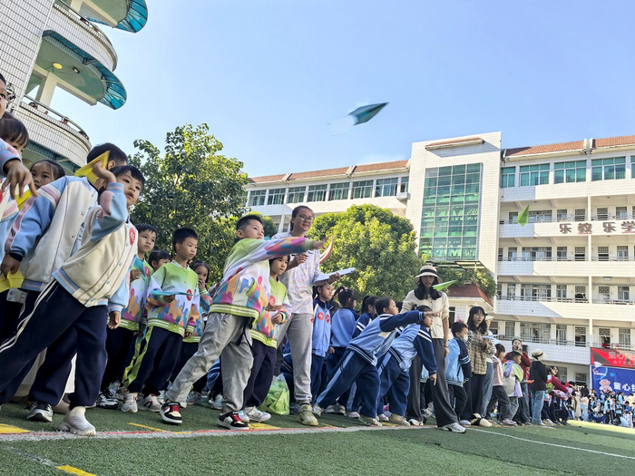     南宁市民乐路小学校园科技节活动中，一年级学生进行纸飞机飞行比赛。 （胡灵憭 摄）