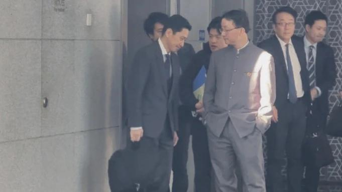 中國外交部亞洲司司長劉勁松與日本外務(wù)省亞洲大洋洲局局長金井正彰 截自@玉淵譚天 發(fā)布照片