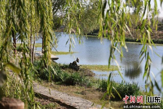 钓鱼台村沿河修建了多处钓鱼点位。孙婷婷 摄