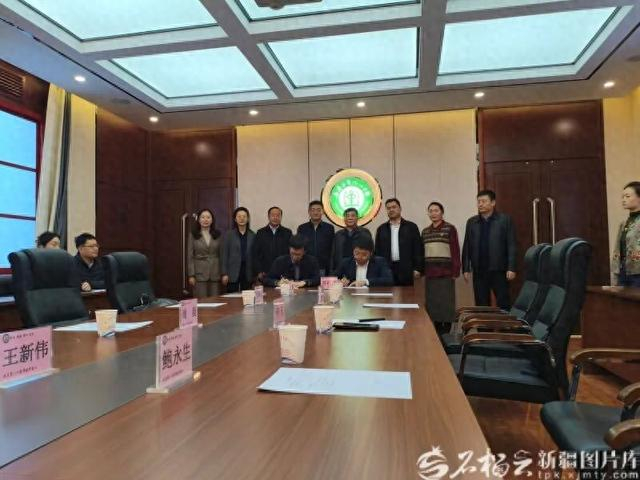11月18日，乌鲁木齐经开区（头屯河区）与乌鲁木齐八一中学签订联合办学协议，图为签约现场。