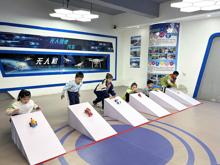     南宁市逸夫小学教育集团贤宾校区举办的科技竞技赛中，二年级学生进行小车斜坡滑行比赛。    （陈谨 摄）