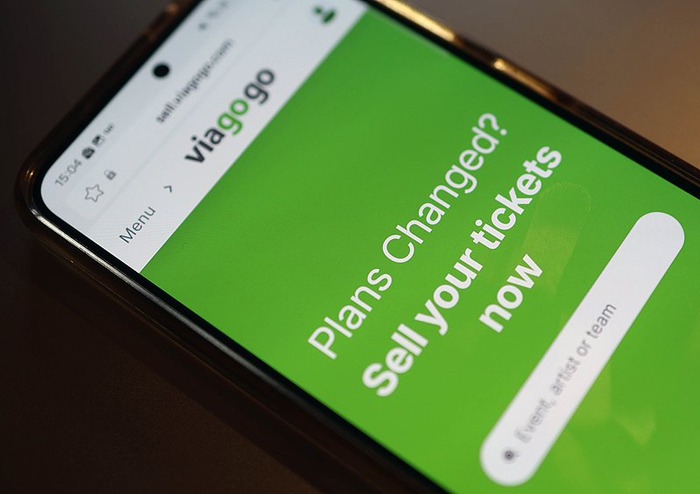 △当地时间2025年11月18日，英国伦敦，一部手机上显示Viagogo票务转售网站。