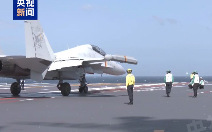 歼-15DT在福建舰上进行起降训练。