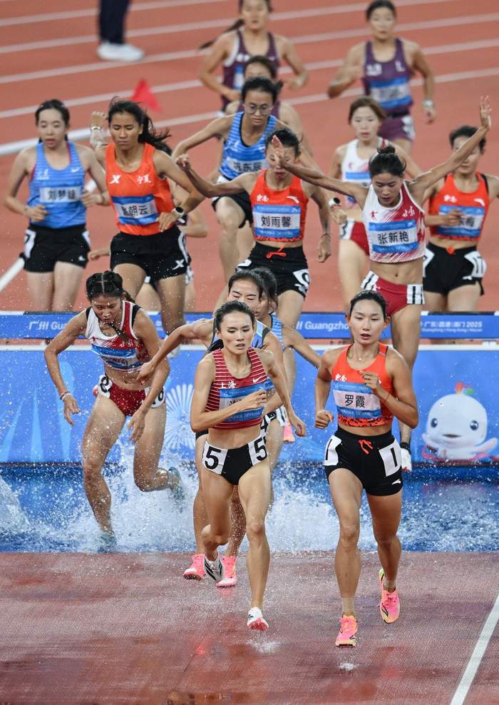 许双双（中）出战粤港澳全运会女子3000米障碍决赛。