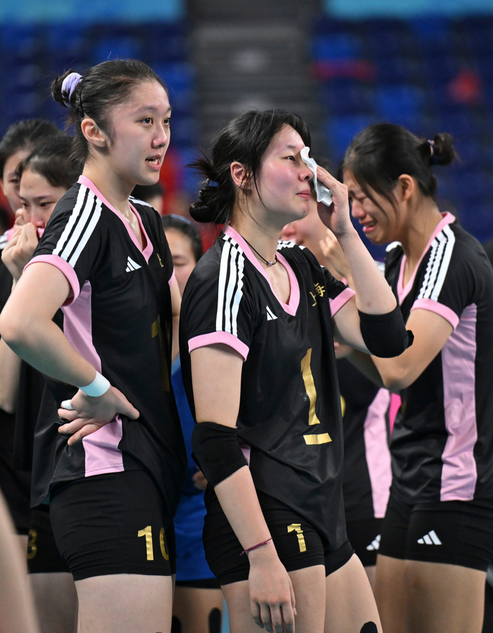 11月18日，上海队球员赵喆熙（中）在赛后流泪。