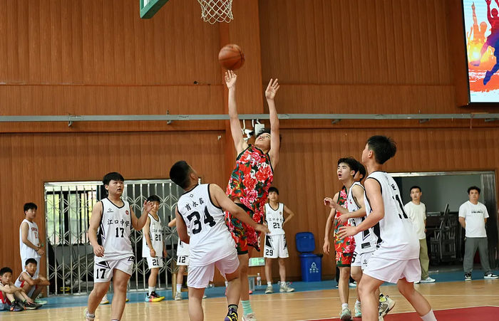 △湖南省邵阳市洞口县花古街道芙蓉学校体育场，学生在进行篮球比赛。