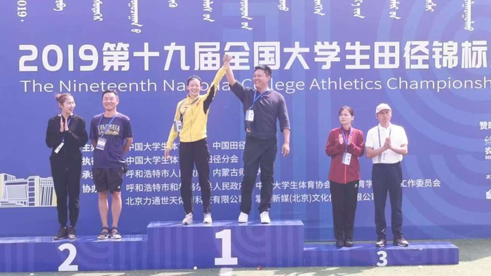 孔玲瑶在田丰教练的指导之下，在大学赛场完成三连冠。 受访者供图