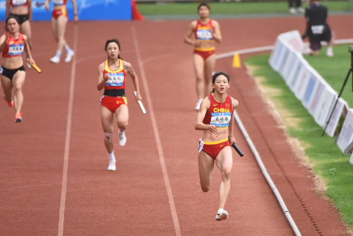 孔玲瑶身披国家队战袍站上赛场。