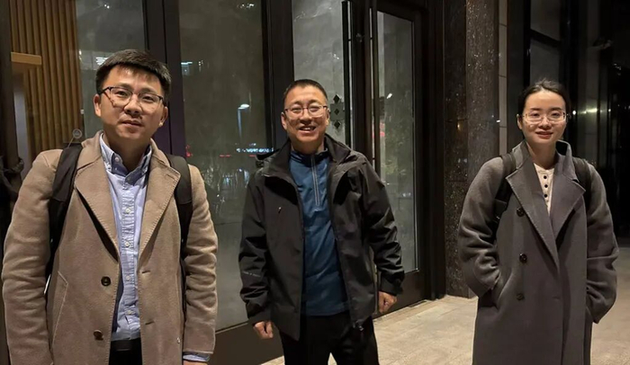 杨铁军（中）与他的两名辩护律师胡佼松（左）、王帝