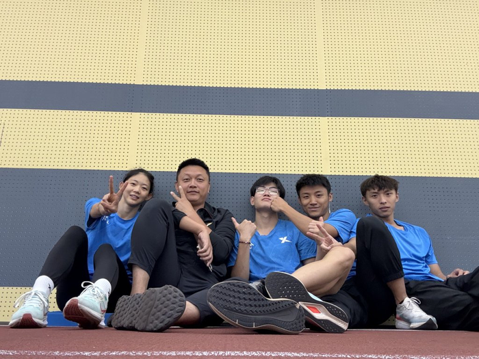 田丰教练和孔玲瑶在训练中摸索更合理的方式。