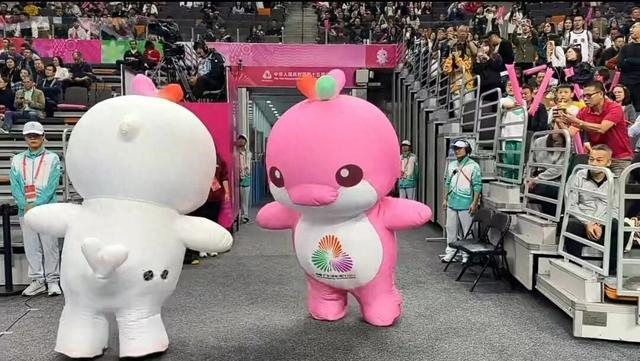 全运会吉祥物"乐融融"扮演者揭秘幕后辛苦：卖萌背后实则是疲惫