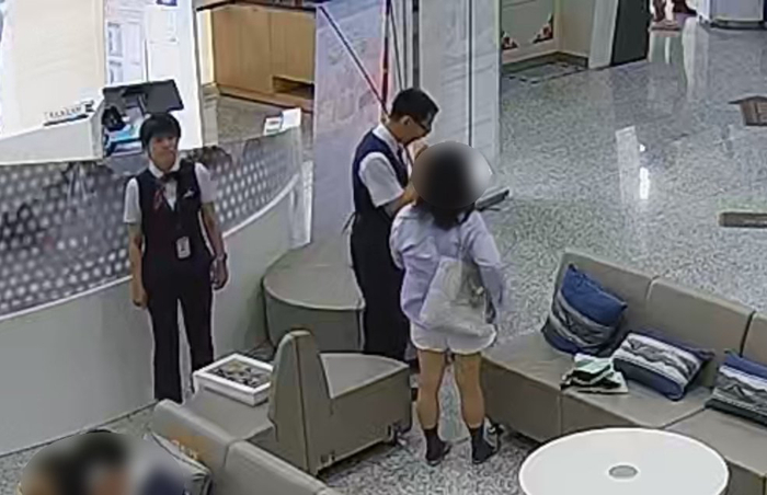 被害人到某银行开卡用于“无人机代购”兼职。上海市公安局 供图