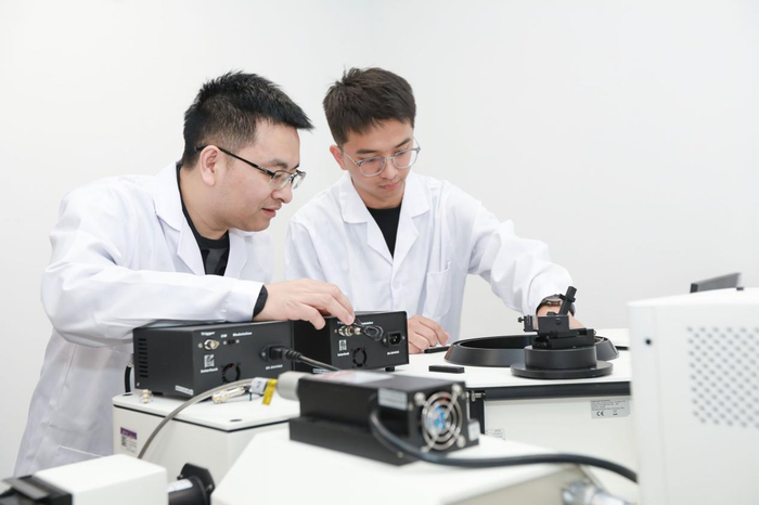 论文共同通讯作者韩三阳（左）与其学生、共同一作张鹏。清华大学供图