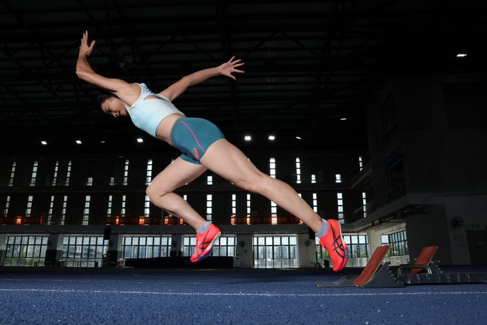 在国际赛场上创造了诸多好成绩之后，她也成为了亚瑟士的代言人，这也是韦永丽国际影响力的证明。