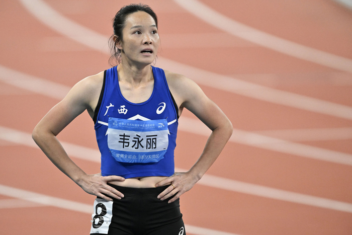 韦永丽在粤港澳全运会的女子100米决赛中摘下银牌。