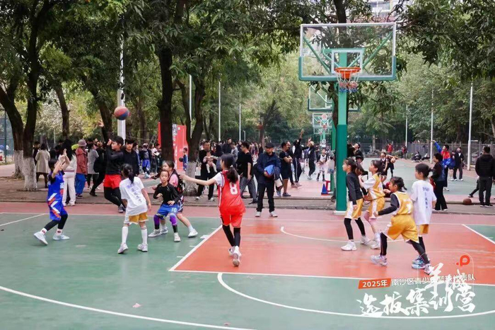 青少年正在观看