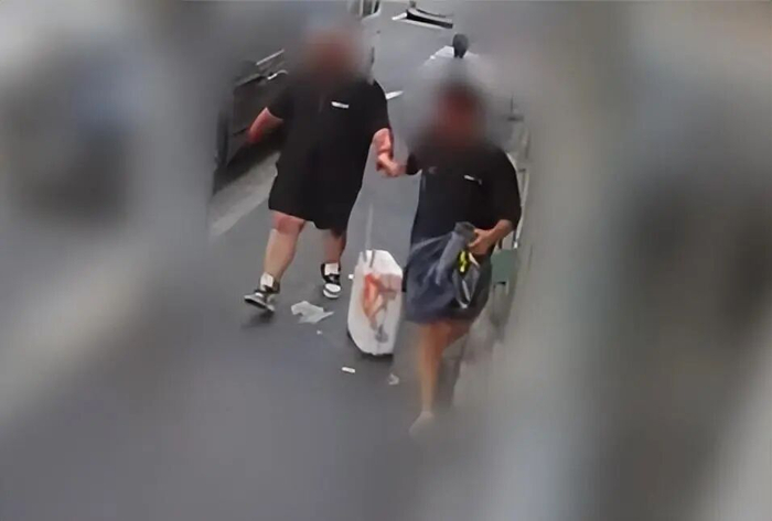 2名中国台湾男子遇袭后受伤流血，拖着带血的行李箱离开。图源：环球时报