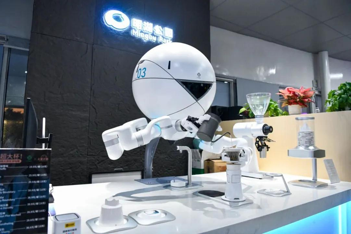 深圳光明区的明湖公园里，机器人在制作咖啡。新华社记者 梁旭 摄