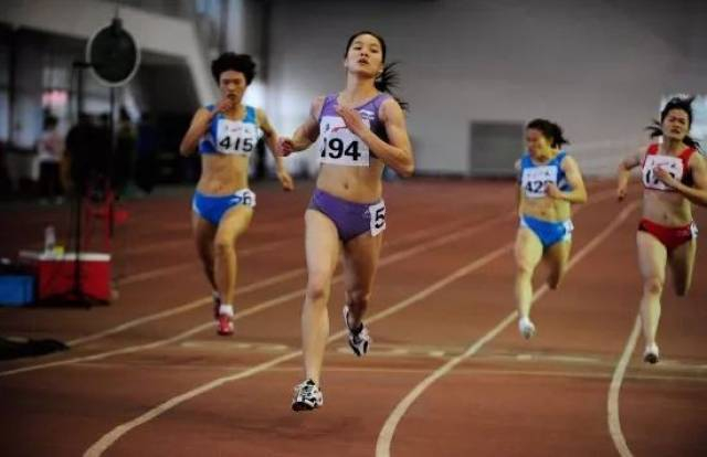 韦永丽在运动道路上遇到过挫折，但很快就在短跑赛场上闯出名堂。