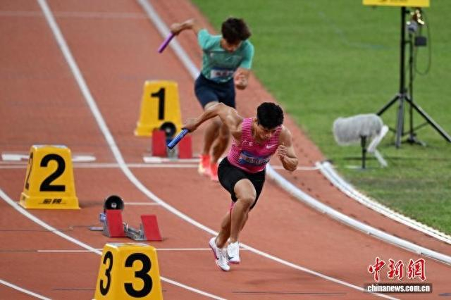 11月20日，苏炳添在第十五届全运会男子4×100米接力决赛的跑道上。中新社记者 陈楚红 摄