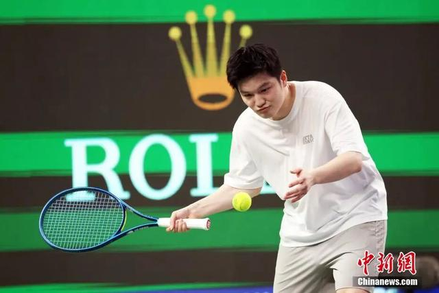 图为樊振东打网球。中新社记者 汤彦俊 摄