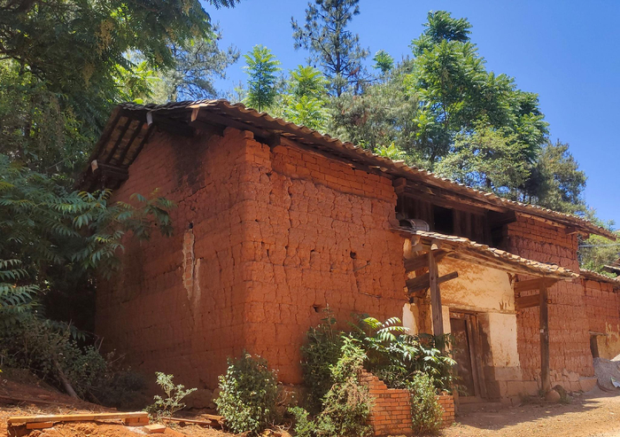 在红岩村，刘铭富家的房屋至今没有改变。受访者供图