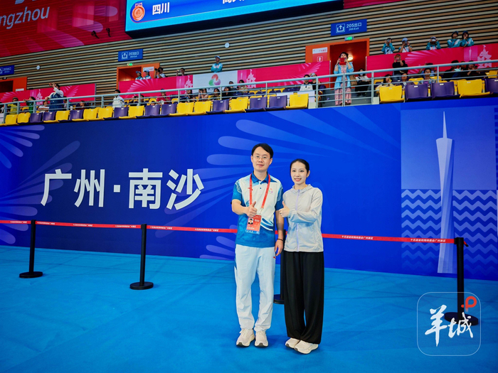 卢卓灵赛后与田超合影