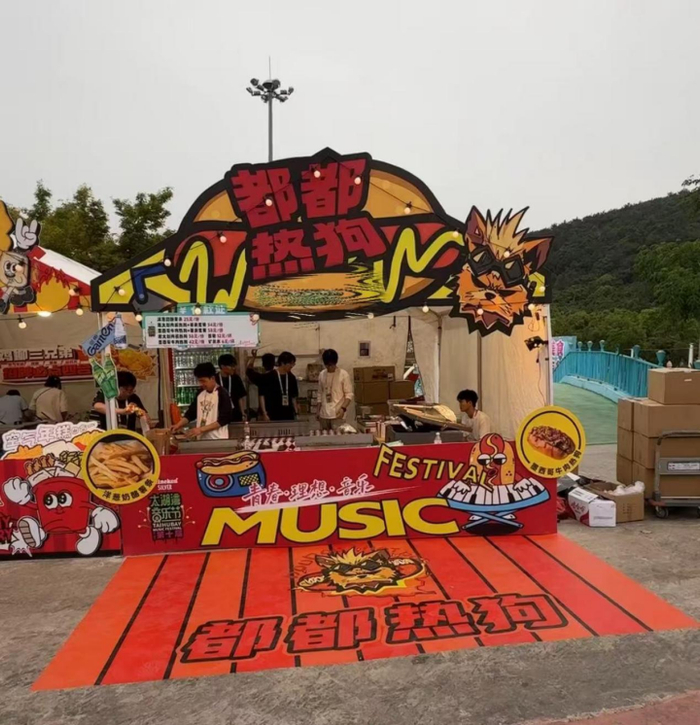 田兴的热狗摊位（图源采访者）