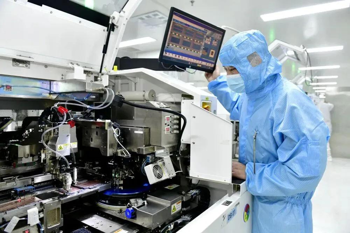 山东一家电子有限公司，工作人员在生产线值守。新华社记者 郭绪雷 摄