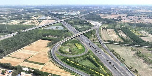 武清区公路里程达2765公里。图为武清境内四通八达的公路桥。