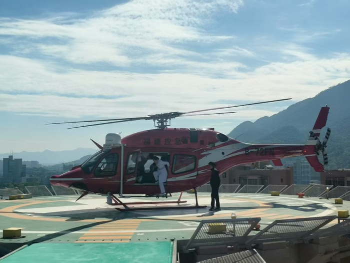 机组地面人员引导直升机快速安全降落